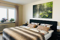 Schlafzimmer mit Doppelbett